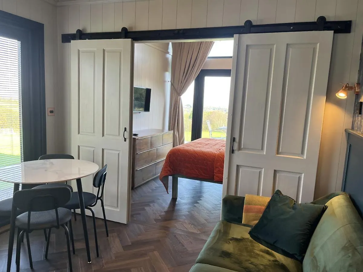 Warren Farm Retreat - Pod 1, Pod 2, And The Lodge By Ssw Cardiff Semesterbostad
