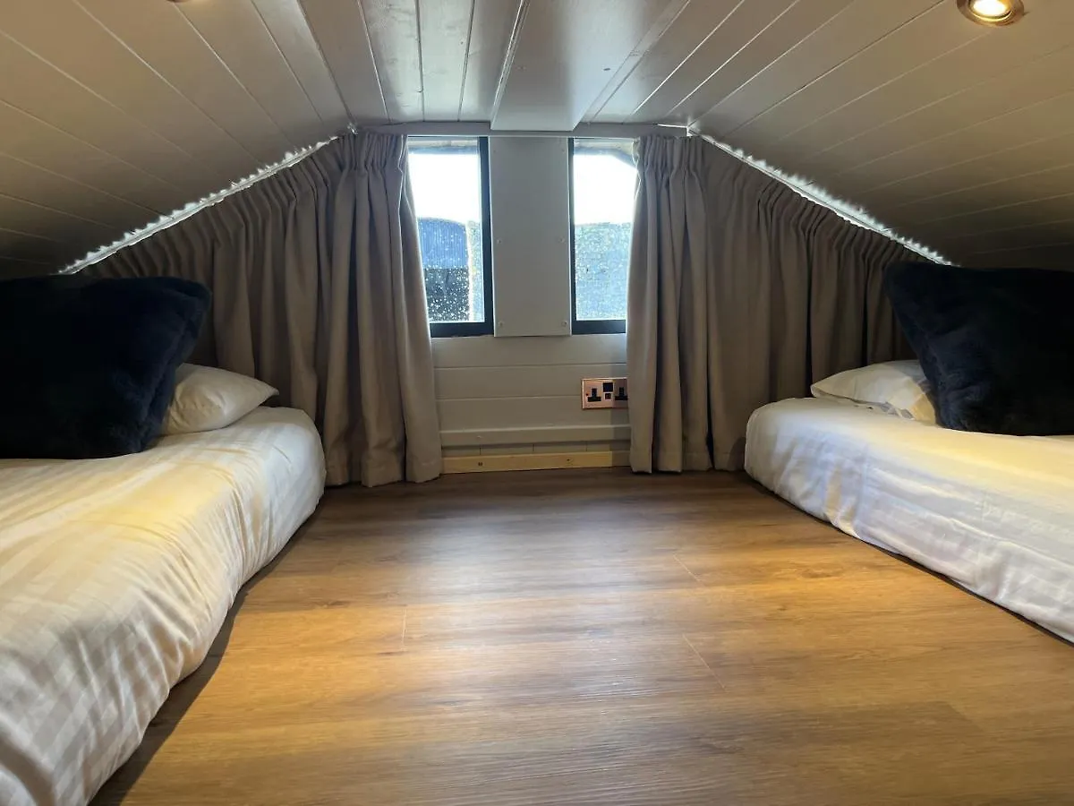 Semesterbostad Warren Farm Retreat - Pod 1, Pod 2, And The Lodge By Ssw Cardiff