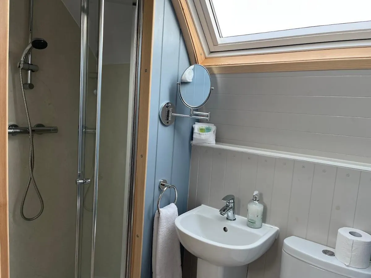 Warren Farm Retreat - Pod 1, Pod 2, And The Lodge By Ssw Cardiff 0*,